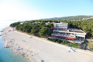 Hotel Zora smješten uz pješčanu plažu i borovu šumu na jadranskoj obali