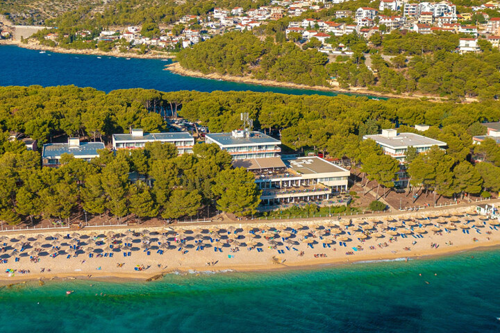 Hotelski kompleks uz borovu sumu i pjescanu plazu s lezaljkama u Jelsi na otoku Hvaru