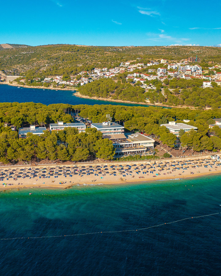 Hotelski kompleks uz borovu sumu i pjescanu plazu s lezaljkama u Jelsi na otoku Hvaru